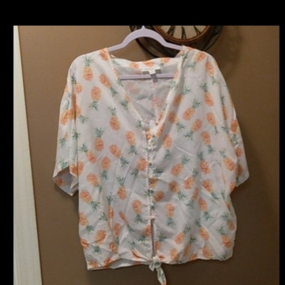 beachlunchlounge White Pineapple Print Button-Front Blouse